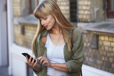 Telefondaki kadın manifatura