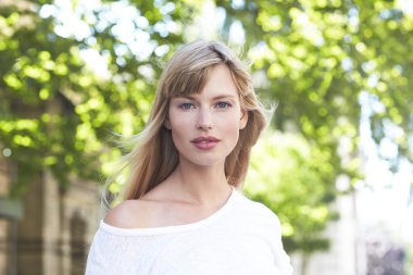 muhteşem genç sarışın bir kadın