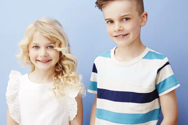 Hermano y hermana sonriendo — Foto de Stock