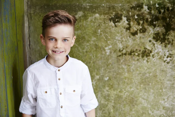 Niño en camisa blanca sonriendo —  Fotos de Stock