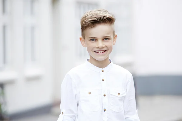 Niño en camisa blanca inteligente —  Fotos de Stock