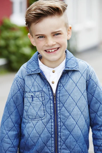 Chico sonriente con chaqueta azul —  Fotos de Stock