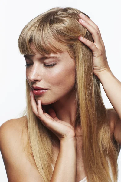 Hermosa mujer tocando el pelo — Foto de Stock