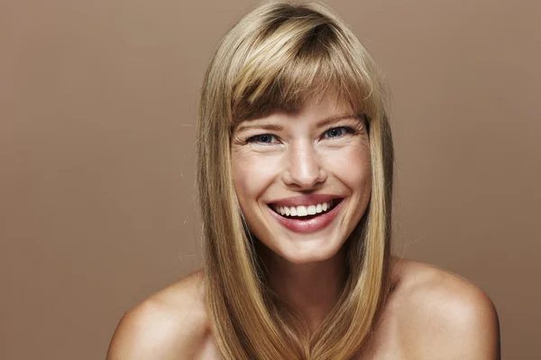 Mujer rubia sonriendo —  Fotos de Stock