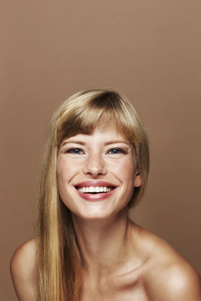 Femme blonde souriante — Photo