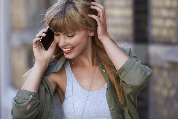 Vrouw aan de telefoon — Stockfoto