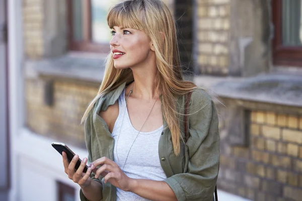 Kvinna med mobiltelefon — Stockfoto