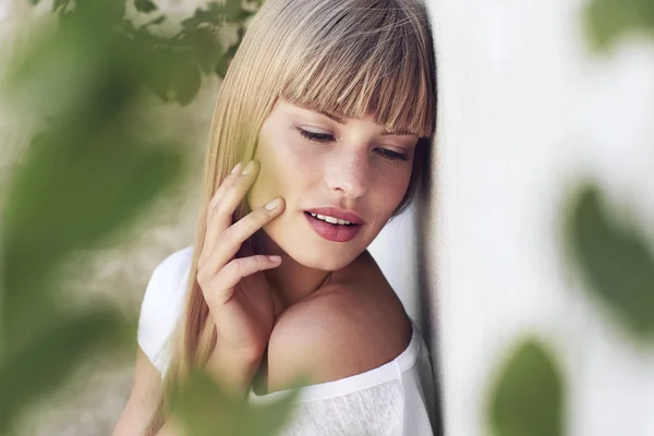 Jonge blonde vrouw buitenshuis — Stockfoto