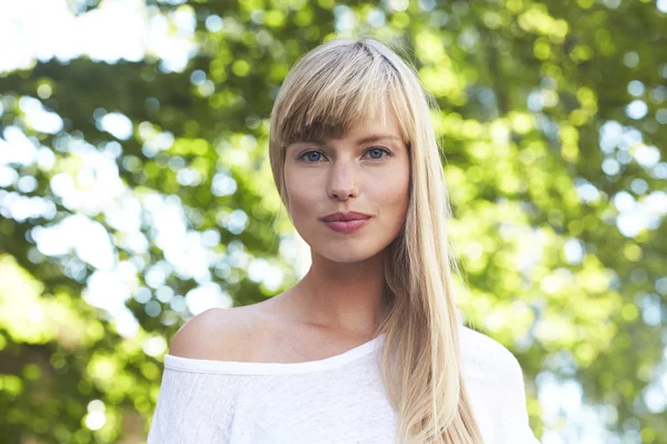 Mooie jonge blonde vrouw — Stockfoto