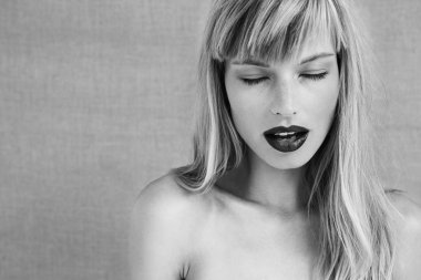 tutkulu genç kadın