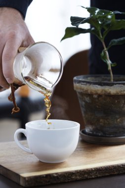 Kadın boşaltma sürahi kahve