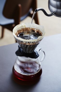 Kahve makinesi içine sıcak su