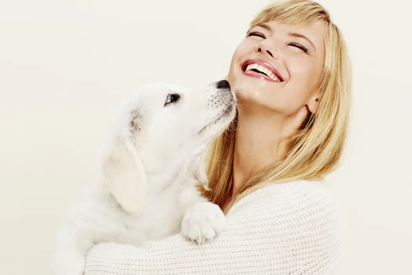 genç kadın ve köpek yavrusu