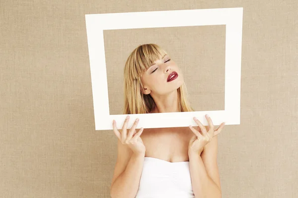 Vrouw poseren in frame — Stockfoto