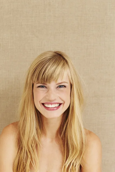 Femme blonde souriante — Photo