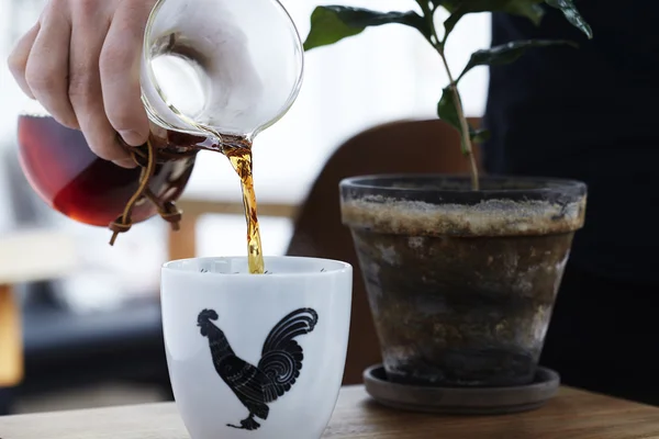 Mulher derramando carafe de café — Fotografia de Stock