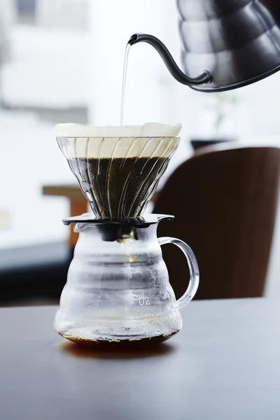 Versare acqua calda nel caffè — Foto Stock