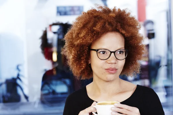 Frau überlegt bei Kaffee — Stockfoto