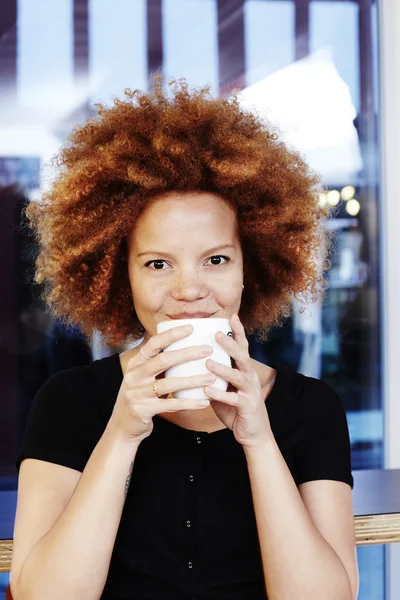 Mulher sorrindo sobre o café — Fotografia de Stock