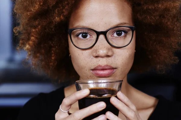 Donna seria davanti al caffè — Foto Stock