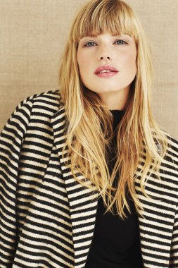 Güzel sarışın kadın.