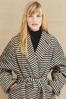Çizgili paltolu güzel model