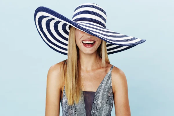 Жінка в літньому капелюсі — стокове фото
