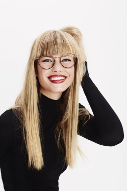 Gülümseyen genç kadın