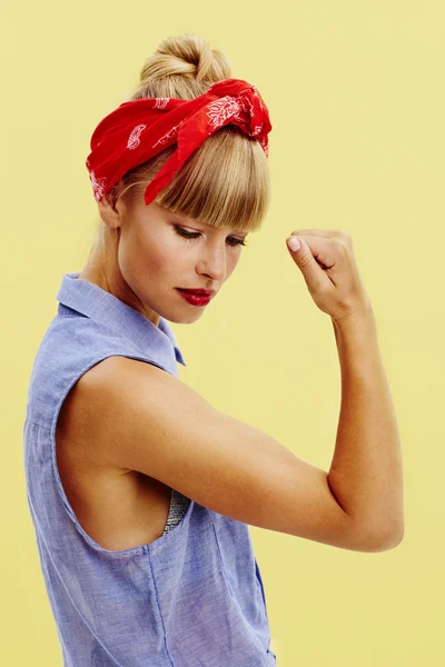 Młoda kobieta zginanie biceps — Zdjęcie stockowe