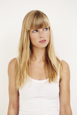 düşünceli güzel kadın