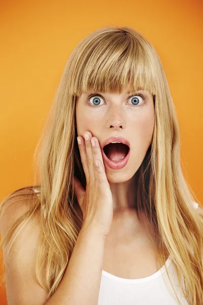 şok sarışın kadın