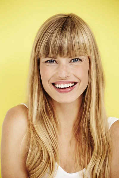 Bela sorrindo jovem mulher — Fotografia de Stock