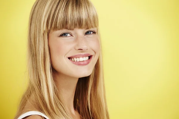 Jovem mulher sorrindo — Fotografia de Stock