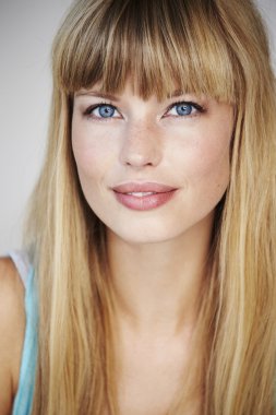 güzel sarışın kadın gülümsüyor