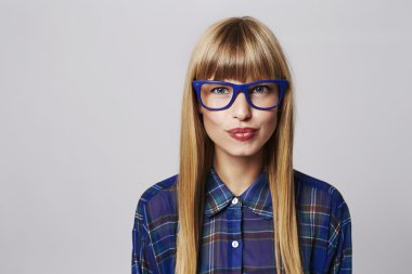 Gözlük mutlu genç öğrenci