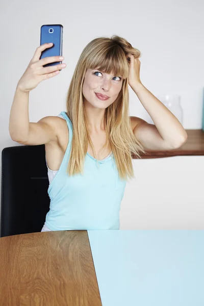 Blonde vrouw poseren voor selfie — Stockfoto