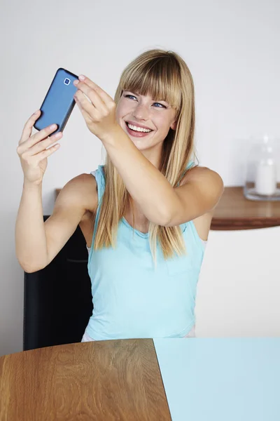 Mooie vrouw nemen selfie — Stockfoto