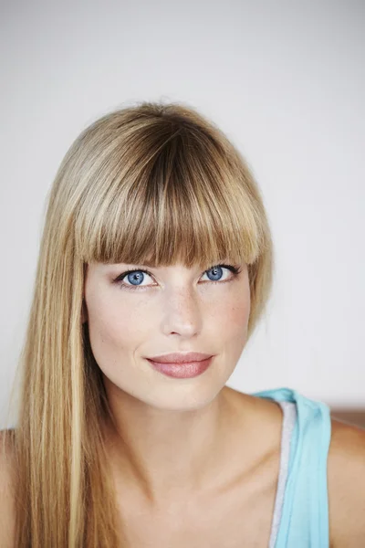 Blue eyed blonde vrouw — Stockfoto