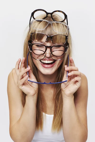 Genç sarışın öğrenci olarak birçok gözlükler