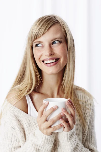 Jovem loira desfrutando de café — Fotografia de Stock