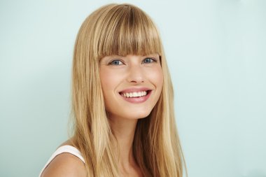 Gülümseyen genç kadın