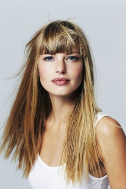 Çarpıcı genç sarışın