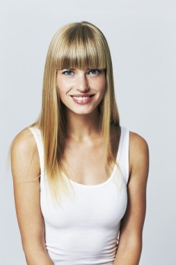 Genç sarışın kadın.