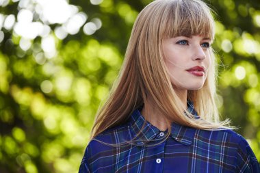 Güzel sarışın kadın.