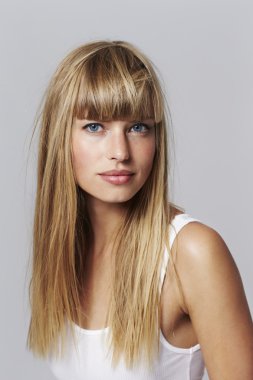 Göz kamaştırıcı genç kadın