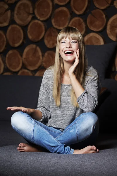 Jeune femme riant — Photo