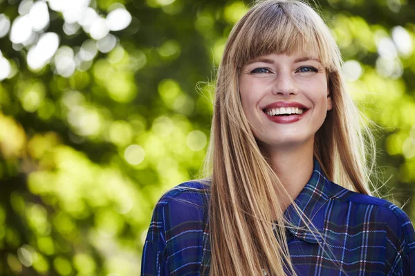 Gelukkig jong vrouw — Stockfoto