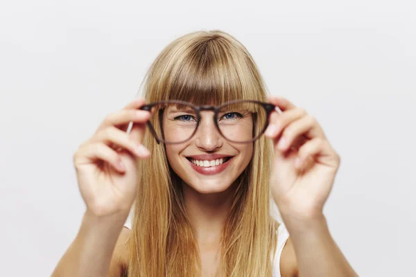 Student zâmbitor cu ochelari — Fotografie, imagine de stoc