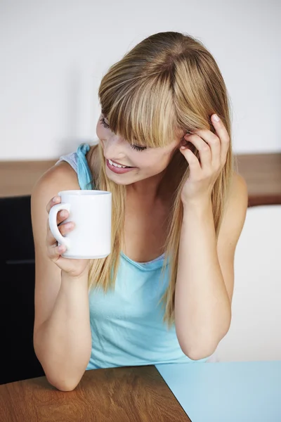 Woman smiling over coffee — Stock Photo, Image