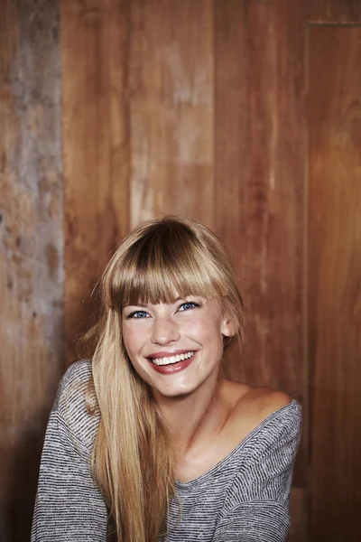 Lachende jonge blonde vrouw — Stockfoto